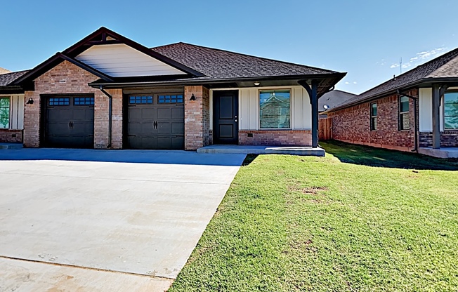 2 Bedroom, 2 Bathroom, 1 Car Garage Duplex with upgrades located off Broadway Extension, a short distance from Edmond and easy access to downtown OKC