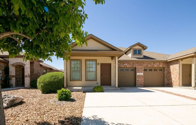 Beautiful 3 Bedroom Duplex Located in New Braunfels, Texas!