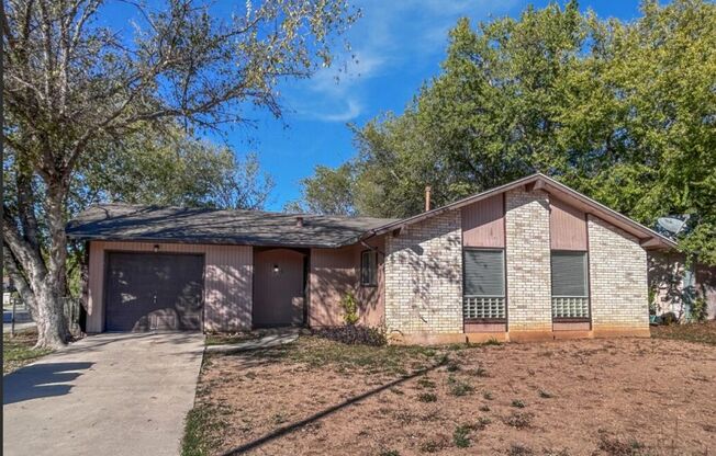 Corner-lot Home / 1.5 Bathroom Home