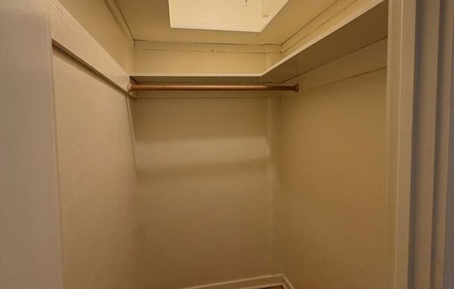 2 beds, 1 bath, 860 sqft, $1,695, Unit 211