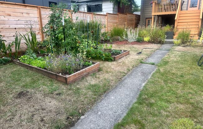 Lovely Fairmount Community Bungalow in West Seattle- $3400