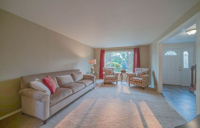 Large colonial home in NE Hillsboro
