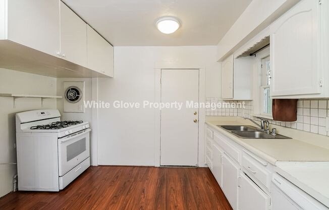 2 beds, 1 bath, $2,545, Unit (Back House)