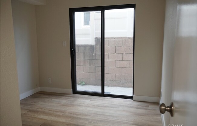 551 W MACARTHUR AVE
