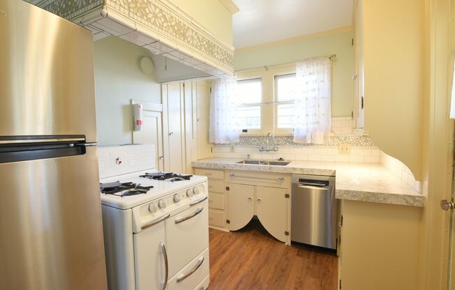 Charming 2 Bedroom 1 Bath San Jose Home with Spacious Backyard!
