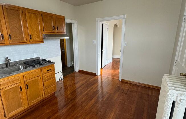 3 beds, 1 bath, $1,595, Unit 3rd Floor