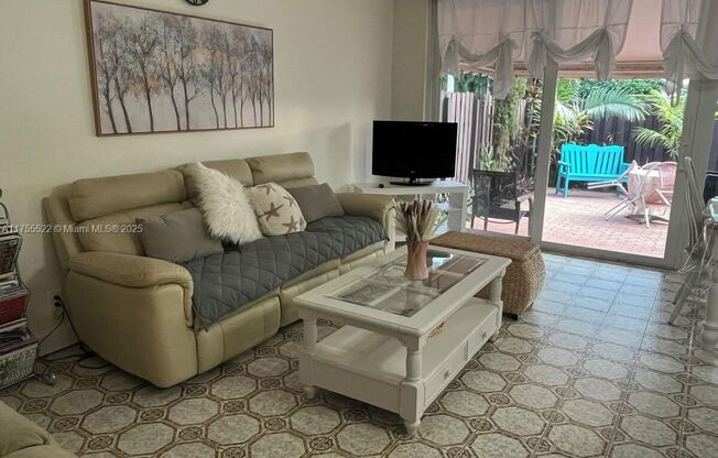 2206 NE 7th Street 4, Hallandale Beach, FL 33009