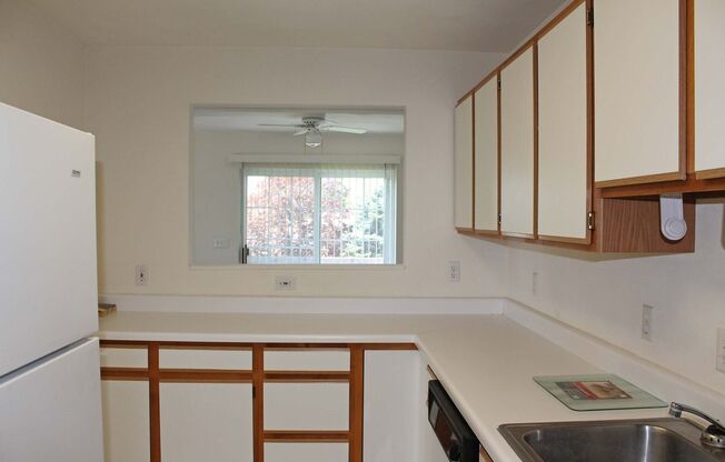 2 beds, 1 bath, $1,000, Unit 3428-3