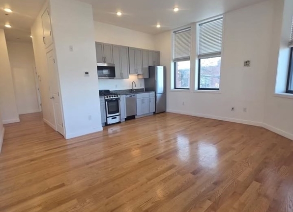 2 beds, 1 bath, $2,250, Unit 603
