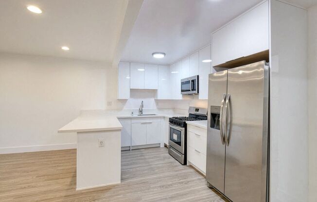 1223 N. Beachwood Dr