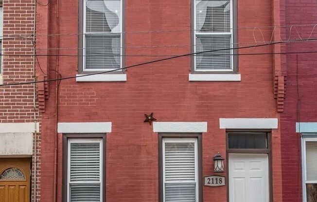 Gorgeous 2-Bedroom Townhouse in Point Breeze! Available mid-June!