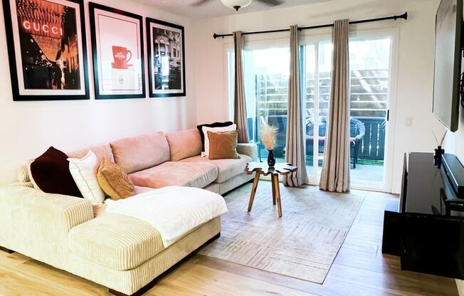 Charming Lake Forest Condo Ready for You! 2 Bed | 1 Bath | 915 SF