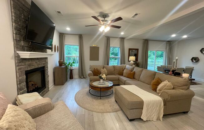 4 Bedroom Pet Friendly Home For Rent with Club House, Comm. Pool, & Comm Gym Access!