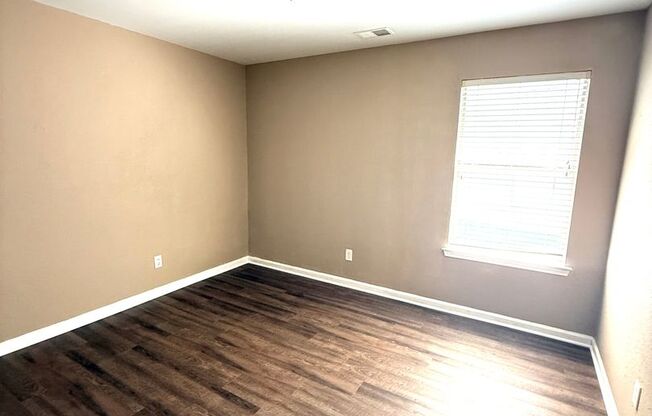 ** 4 Bed 2 Bath located in Park Lake ** Call 334-366-9198 to schedule a self tour