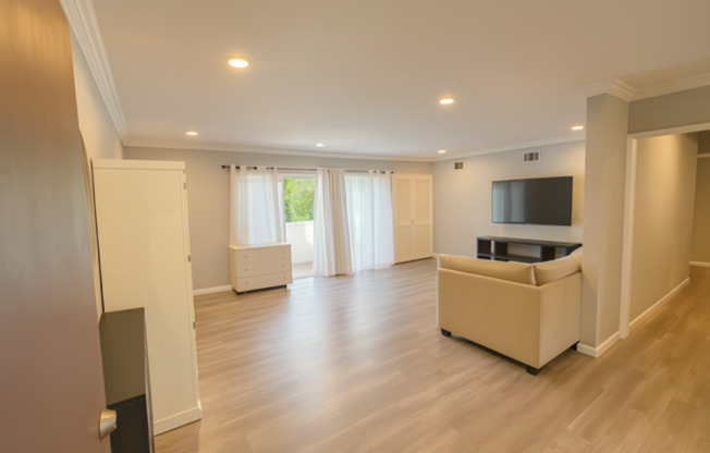 Beautiful 2 Bedroom, 1 Bathroom, Upper Unit, Valley Glen Condominium for Lease!