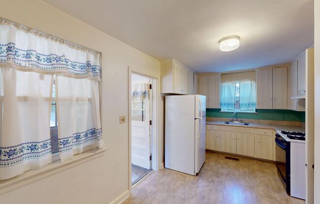 3 beds, 1 bath, $1,100