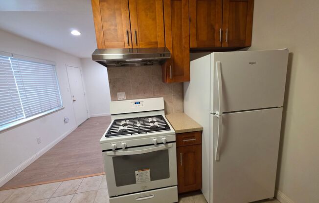 Two-bedroom apartment, with double pain glass windows, Oak laminate floors