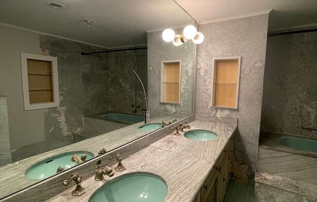 3 beds, 2.5 baths, 2,130 sqft, $3,024, Unit 1200