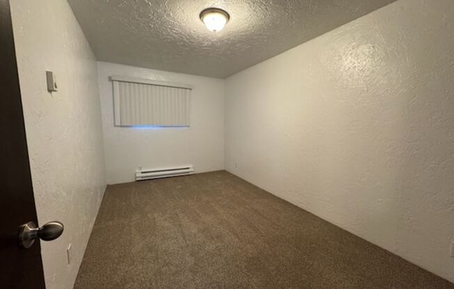 2 beds, 1 bath, 920 sqft, $1,400, Unit 04