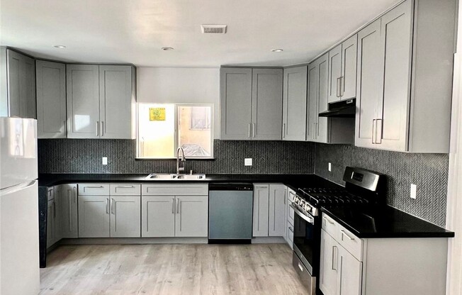 736 E 74 ST