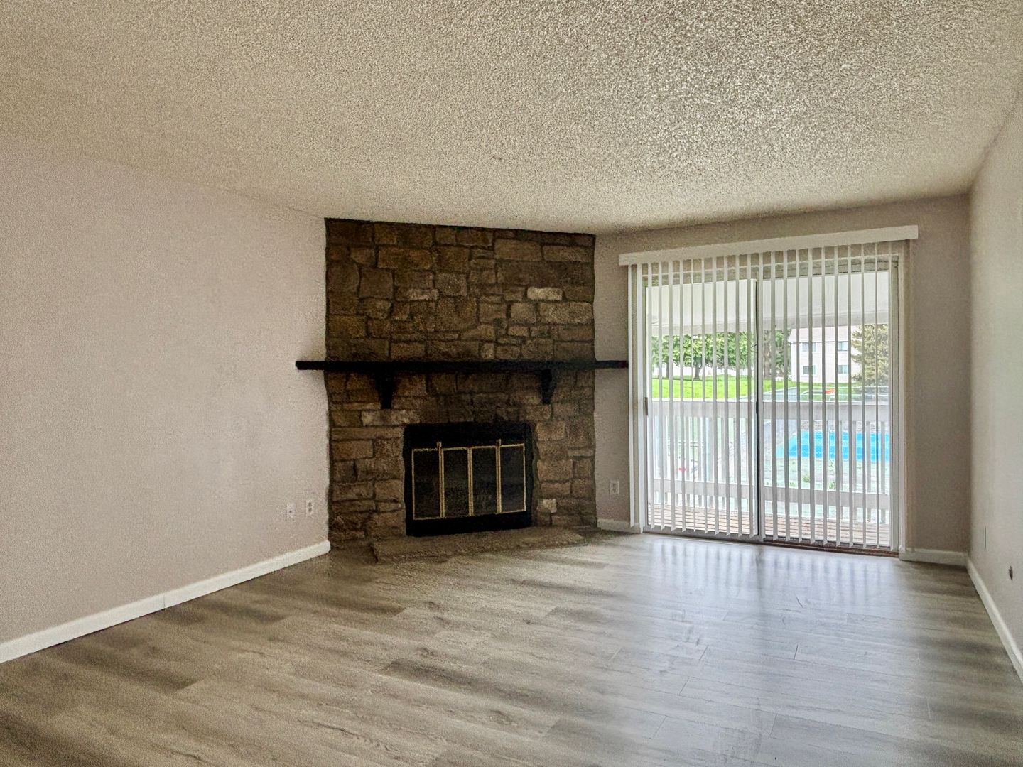 Updated 2 Bed/2 Bath Aurora Condo – Fireplace, Washer/Dryer, Community Perks!