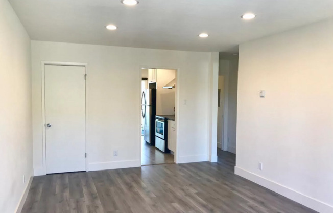 2 beds, 1 bath, 800 sqft, $2,150, Unit 4