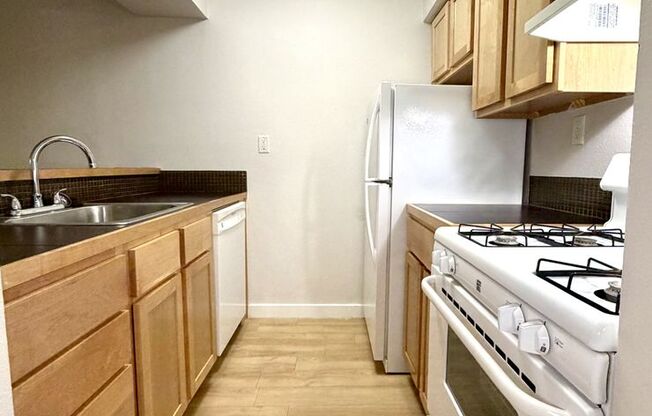 1 bed, 1 bath, 700 sqft, $1,024, Unit LAW9-307