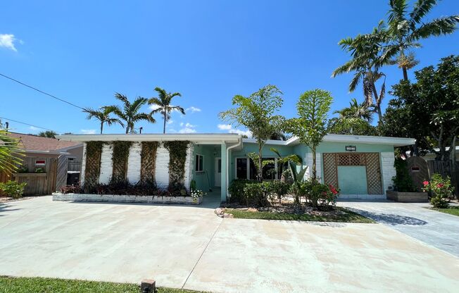 Spacious 3 Bedroom 2 Bath with Pool 2 Blocks from the Beach