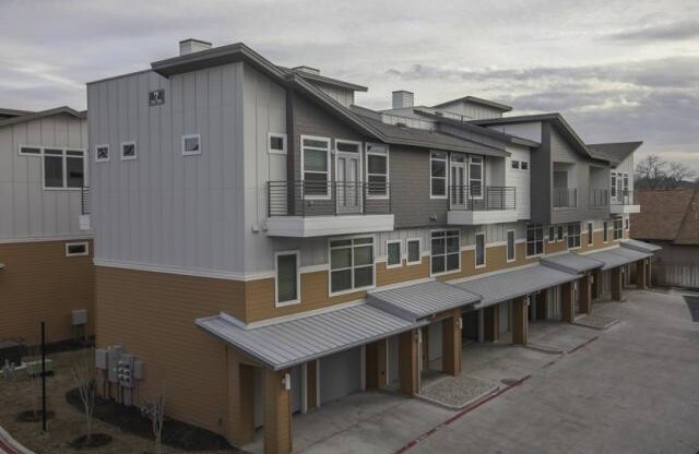 Immediate Move In - DOWNTOWN VIEWS, Stunning  SOCO 2/2.5