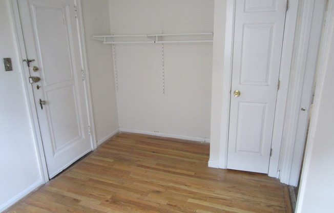 2 beds, 1 bath, $1,400, Unit 4