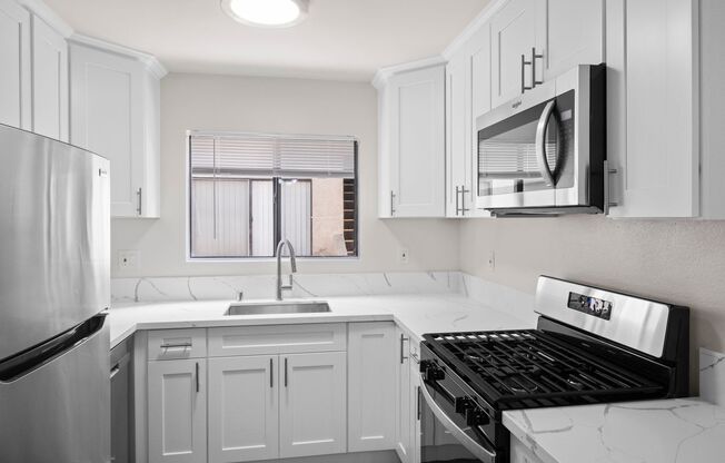 1010 - 1012 E Acacia Ave