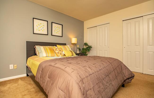 a bedroom with a bed in a hotel room