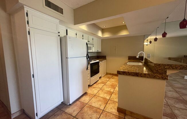 AVAILABLE NOW! 1 Bedroom/ 1 Bath Condo in Smoke Tree Racquet Club / South Palm Springs