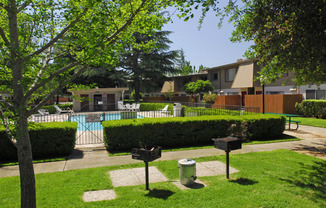 Howe Manor East Apartments