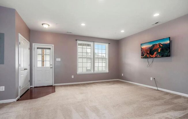 3 Level END UNIT townhouse in Market Square available before the new school year!