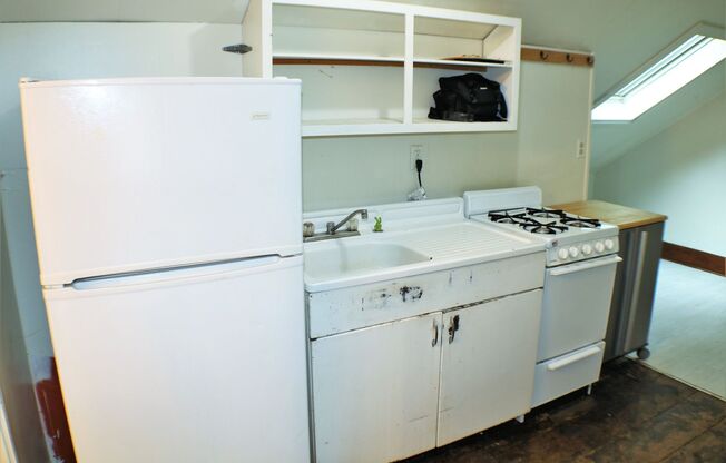 2 beds, 1 bath, $1,150, Unit 608 1/2 Ronalds Street