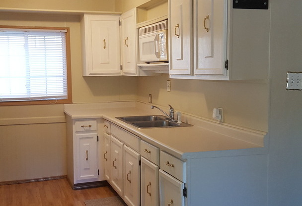 COZY & QUAINT 2 BD, 1 BA HOUSE WITH WALK OUT DECK