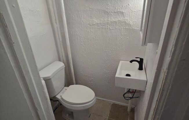 Studio, 1 bath, $895, Unit 1R