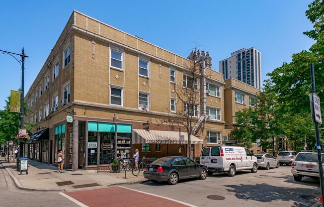 2465 N CLARK ST