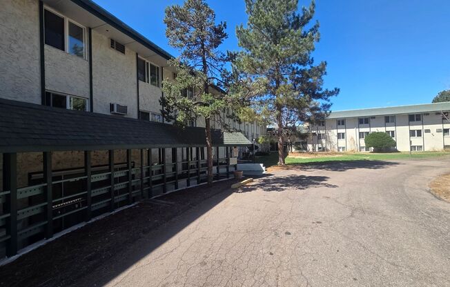 1 Bed / 1 Bath Condo in Prime Denver Location – Pool + On-Site Laundry