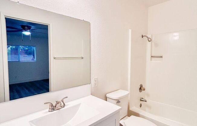 3 beds, 1 bath, $1,450, Unit 21-01