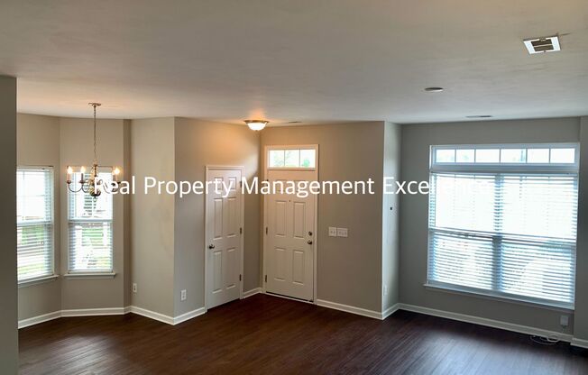 Raleigh Townhome Convenient to I440 & I540, Huge Master Suite, Near Anderson Pointe Park!
