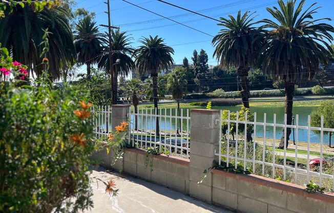 1920s 2 Bedroom House With Porch And Views On Echo Park Lake!