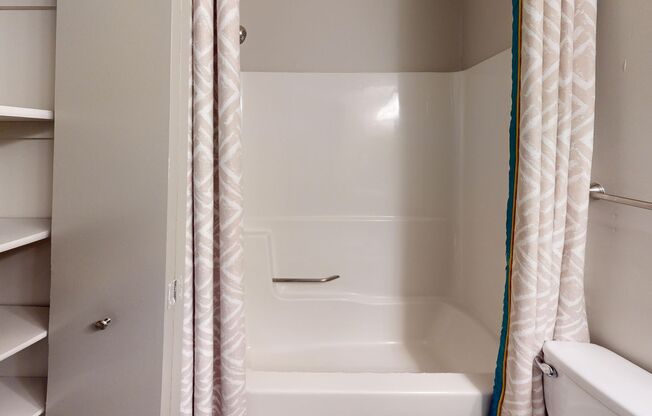 2 beds, 2 baths, 910 sqft, $1,405, Unit 313