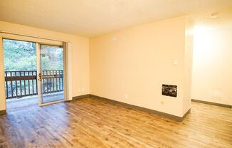 Great Top Floor 2-Bdr Near OHSU w/Private Balcony