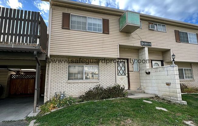 Spacious 3 Bedroom Multi-Level Townhome in West Valley