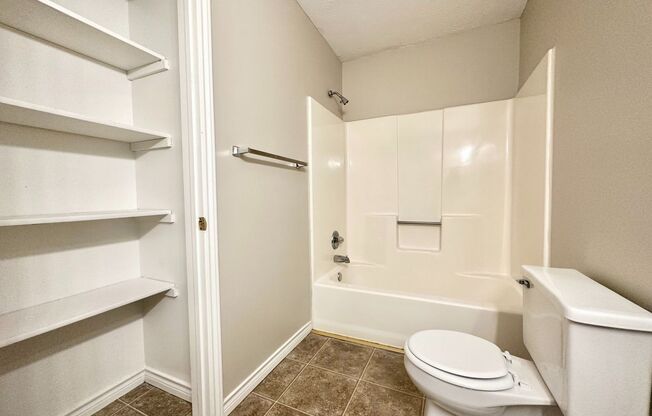 2 beds, 1 bath, 924 sqft, $1,075, Unit J3