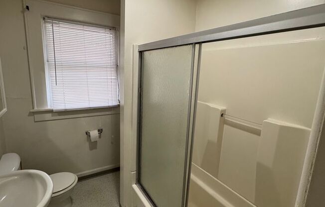 Studio, 1 bath, $750, Unit 455 W 12th Ave. #202