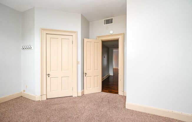 2 beds, 1 bath, $1,495, Unit 32 2