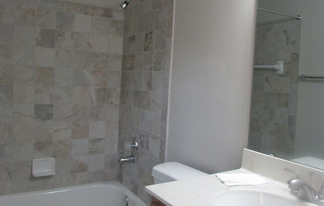 3 beds, 2 baths, 1,225 sqft, $1,980, Unit 1110LsI